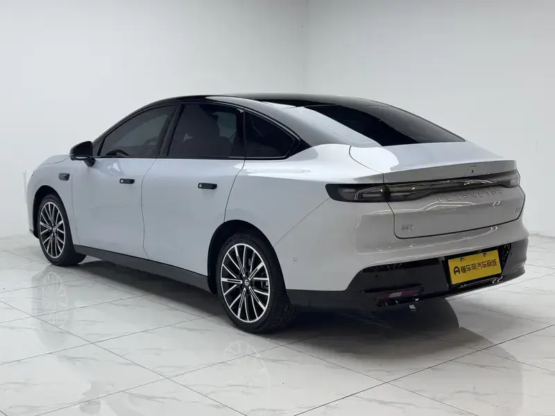 2025 Leapmotor B01 с пробегом 8 000 км