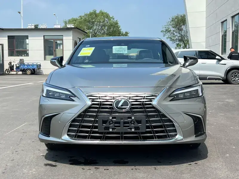 2025 Lexus ES с пробегом 100 км
