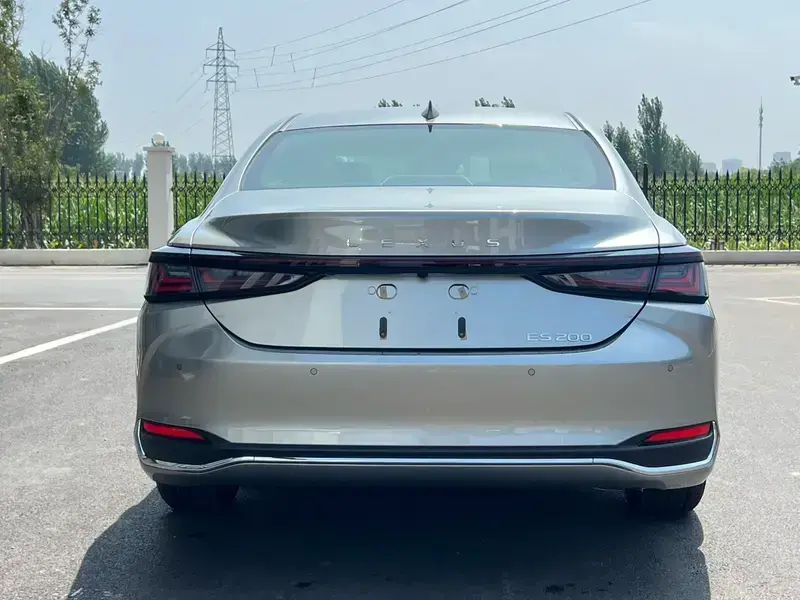 2025 Lexus ES с пробегом 100 км