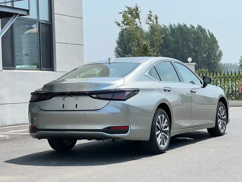 2025 Lexus ES с пробегом 100 км