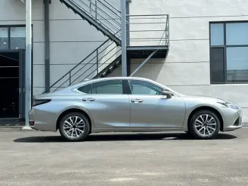 2025 Lexus ES с пробегом 100 км