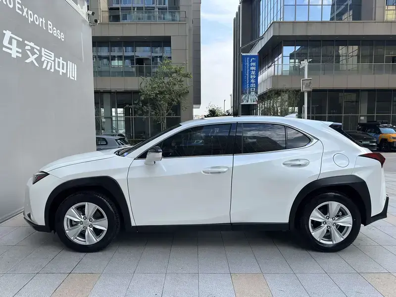 2022 Lexus UX с пробегом 39 900 км