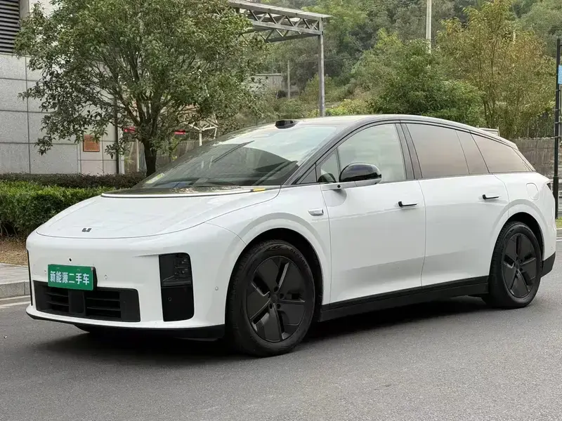 2025 Li Auto (Lixiang) i6 с пробегом 13 800 км