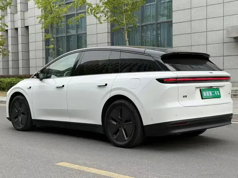 2025 Li Auto (Lixiang) i6 с пробегом 13 800 км