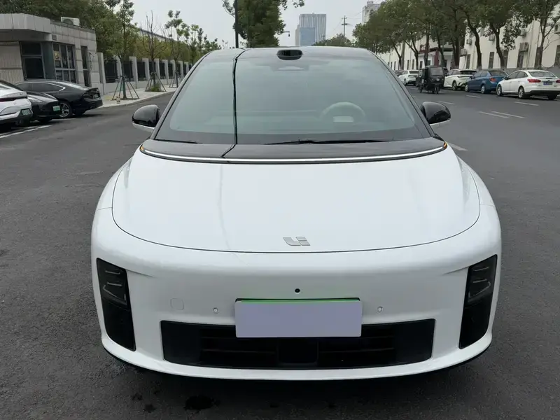 2025 Li Auto (Lixiang) i6 с пробегом 20 000 км