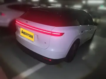 2025 Li Auto (Lixiang) i6 с пробегом 4 500 км