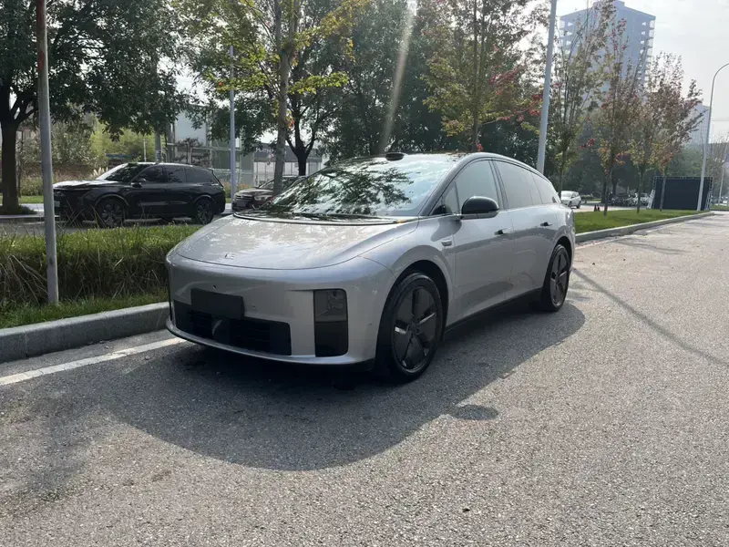 2025 Li Auto (Lixiang) i6 с пробегом 27 000 км
