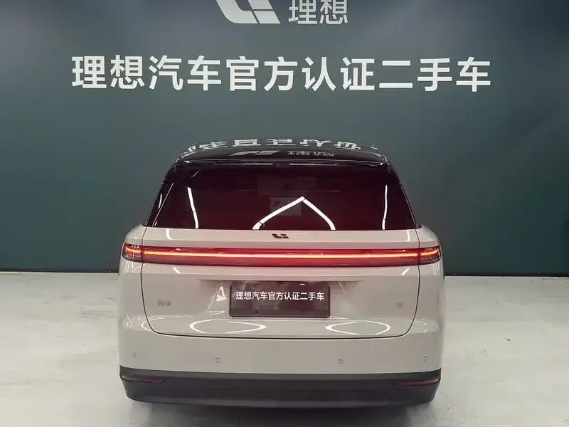 2025 Li Auto (Lixiang) i8 с пробегом 10 000 км