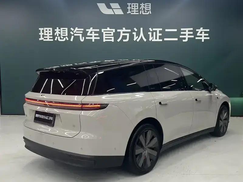2025 Li Auto (Lixiang) i8 с пробегом 10 000 км