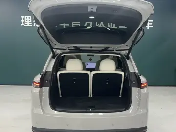 2025 Li Auto (Lixiang) i8 с пробегом 10 000 км