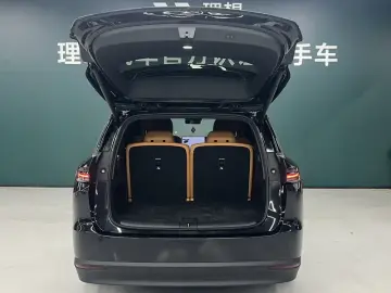 2025 Li Auto (Lixiang) i8 с пробегом 16 000 км