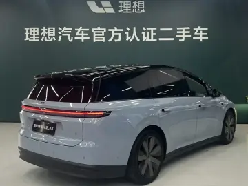 2025 Li Auto (Lixiang) i8 с пробегом 10 700 км