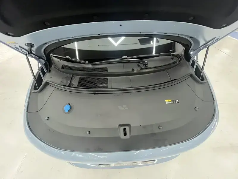 2025 Li Auto (Lixiang) i8 с пробегом 10 700 км