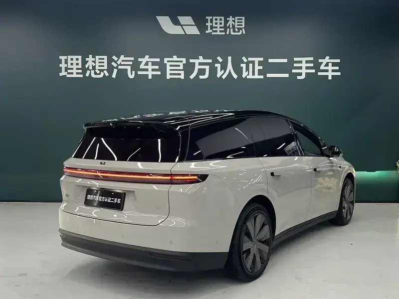 2025 Li Auto (Lixiang) i8 с пробегом 13 000 км