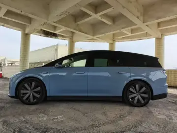 2025 Li Auto (Lixiang) i8 с пробегом 16 000 км