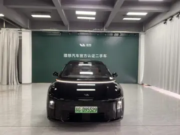 2025 Li Auto (Lixiang) i8 с пробегом 8 200 км