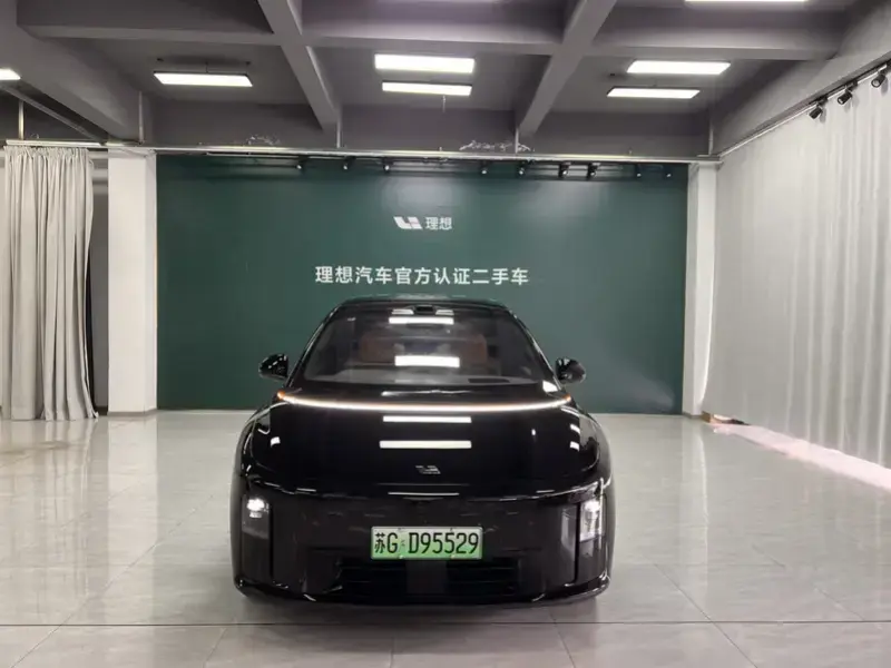 2025 Li Auto (Lixiang) i8 с пробегом 8 200 км