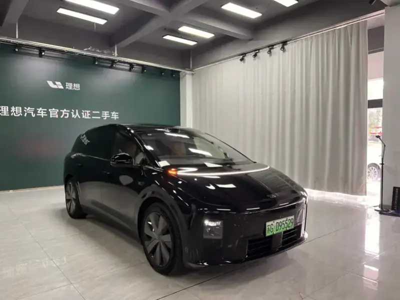 2025 Li Auto (Lixiang) i8 с пробегом 8 200 км