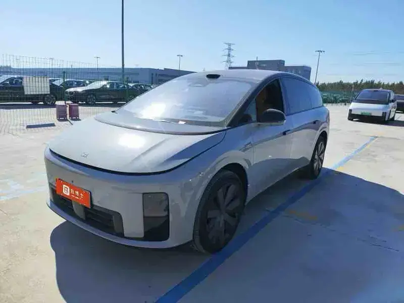 2025 Li Auto (Lixiang) i8 с пробегом 19 000 км