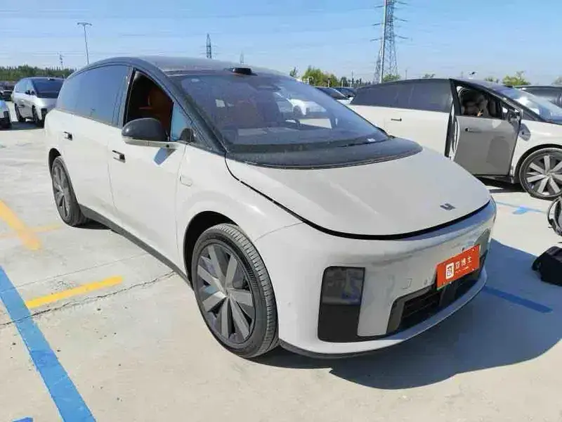 2025 Li Auto (Lixiang) i8 с пробегом 19 000 км