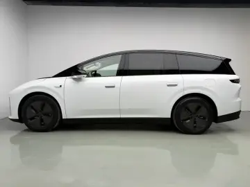 2026 Li Auto (Lixiang) i8 с пробегом 300 км