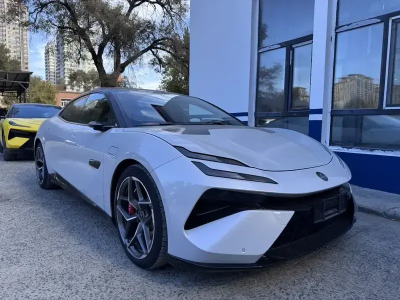 2026 Lotus Emeya с пробегом 8 000 км