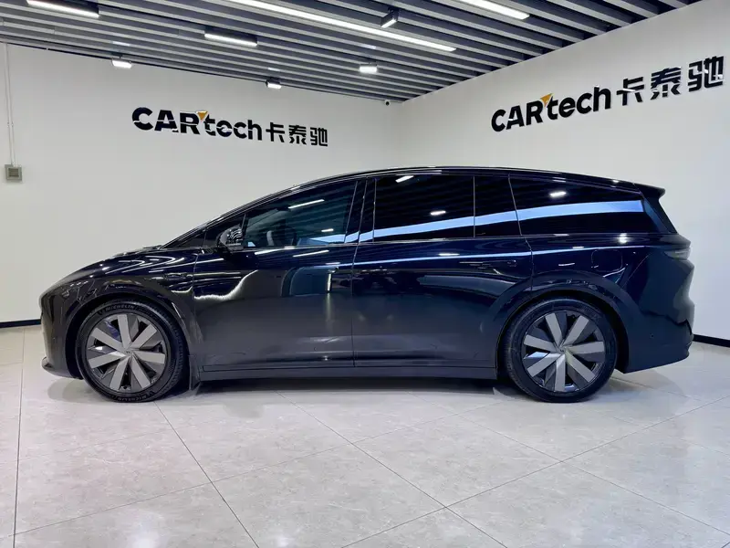 2025 Li Auto (Lixiang) i8 с пробегом 23 000 км