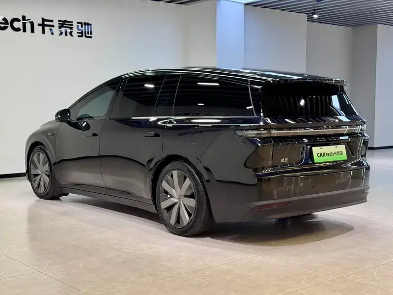 2025 Li Auto (Lixiang) i8 с пробегом 23 000 км
