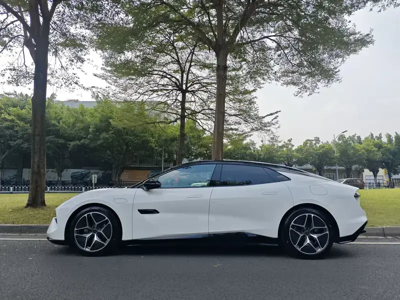 2024 Lotus Emeya с пробегом 17 000 км