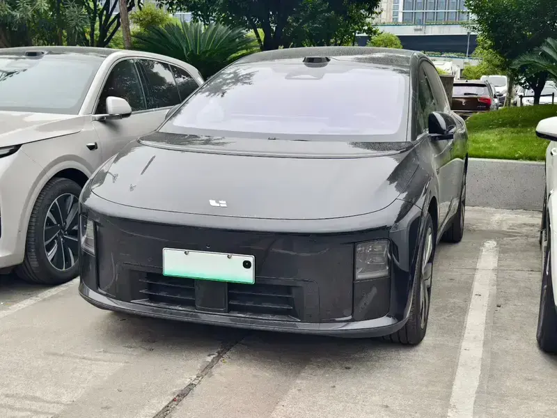 2025 Li Auto (Lixiang) i8 с пробегом 12 000 км