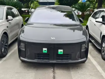 2025 Li Auto (Lixiang) i8 с пробегом 12 000 км
