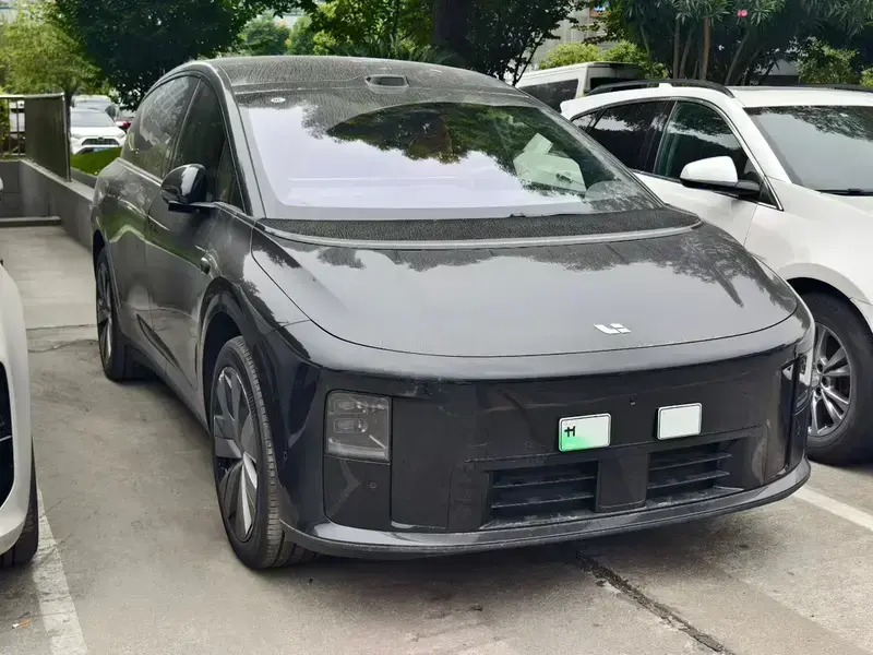 2025 Li Auto (Lixiang) i8 с пробегом 12 000 км