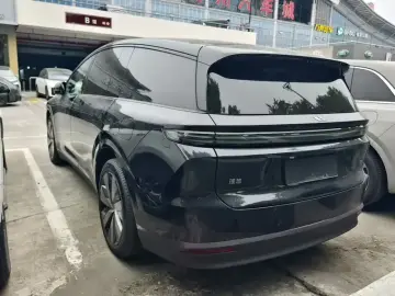 2025 Li Auto (Lixiang) i8 с пробегом 12 000 км