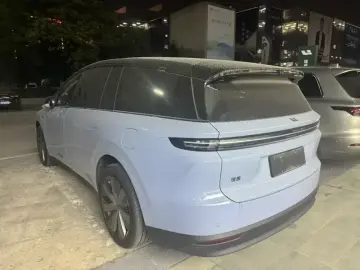2025 Li Auto (Lixiang) i8 с пробегом 13 000 км