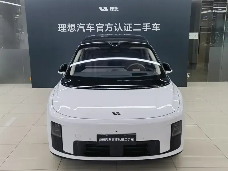 2025 Li Auto (Lixiang) i8 с пробегом 9 000 км