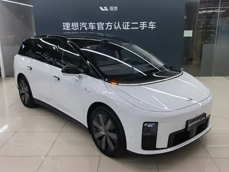2025 Li Auto (Lixiang) i8 с пробегом 9 000 км