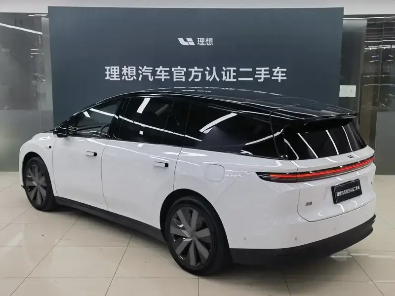 2025 Li Auto (Lixiang) i8 с пробегом 9 000 км