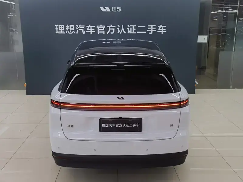 2025 Li Auto (Lixiang) i8 с пробегом 9 000 км