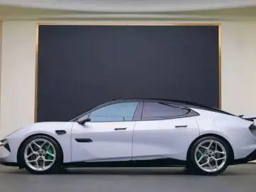 2025 Lotus Emeya с пробегом 35 000 км