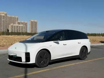2025 Li Auto (Lixiang) i8 с пробегом 20 000 км
