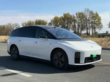 2025 Li Auto (Lixiang) i8 с пробегом 20 000 км
