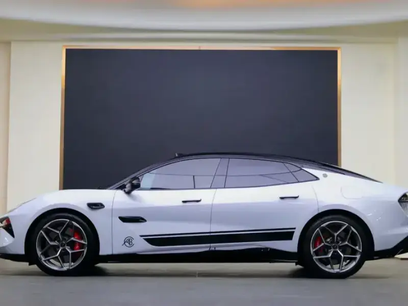 2025 Lotus Emeya с пробегом 23 000 км