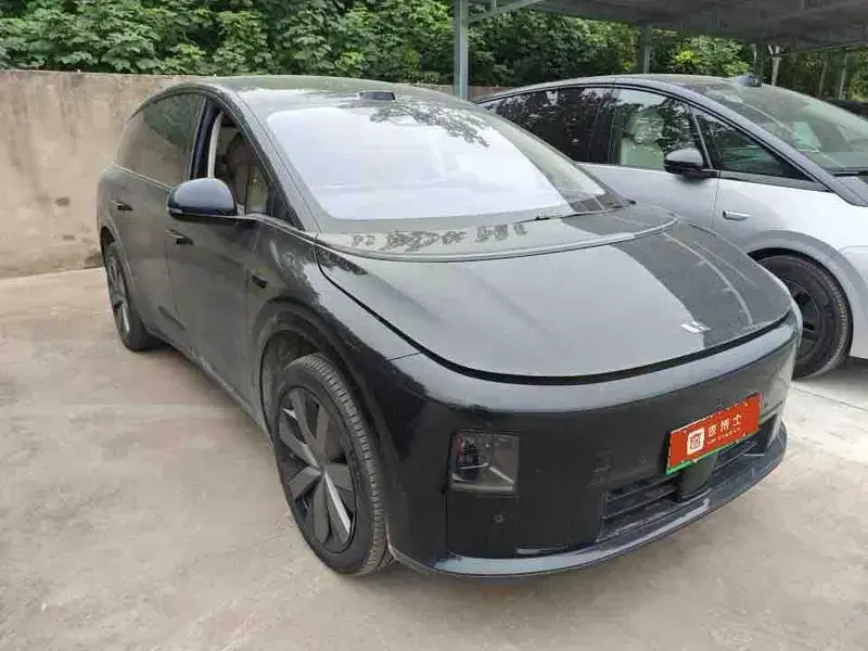 2025 Li Auto (Lixiang) i8 с пробегом 8 000 км