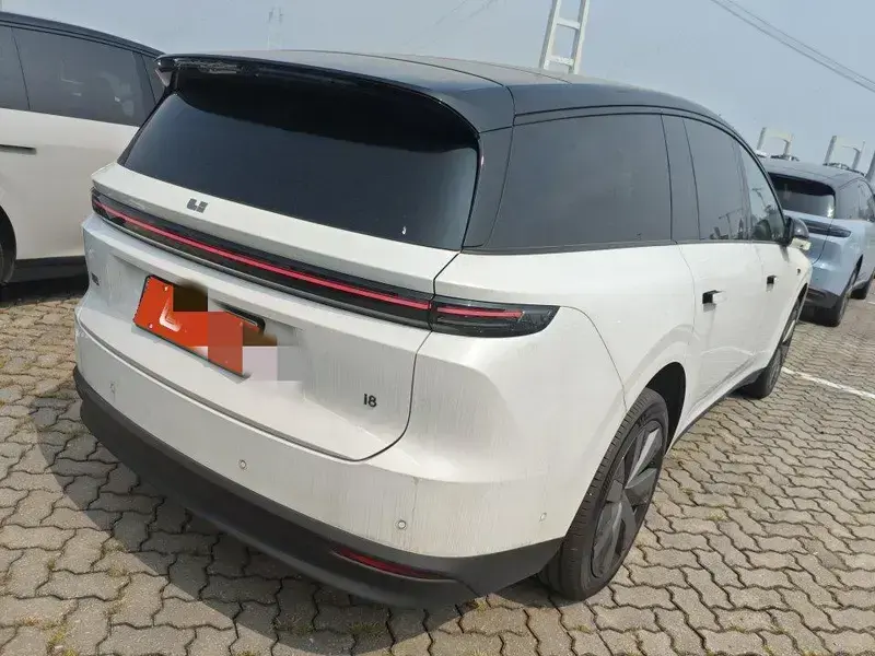 2025 Li Auto (Lixiang) i8 с пробегом 7 700 км