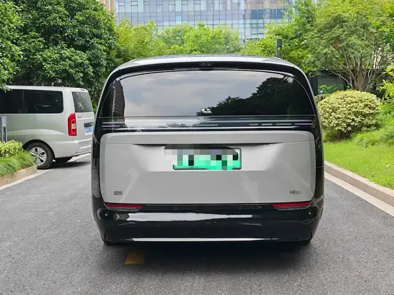 2025 Li Auto (Lixiang) Mega с пробегом 11 000 км