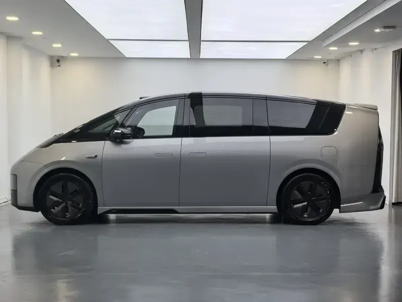 2025 Li Auto (Lixiang) Mega с пробегом 17 400 км