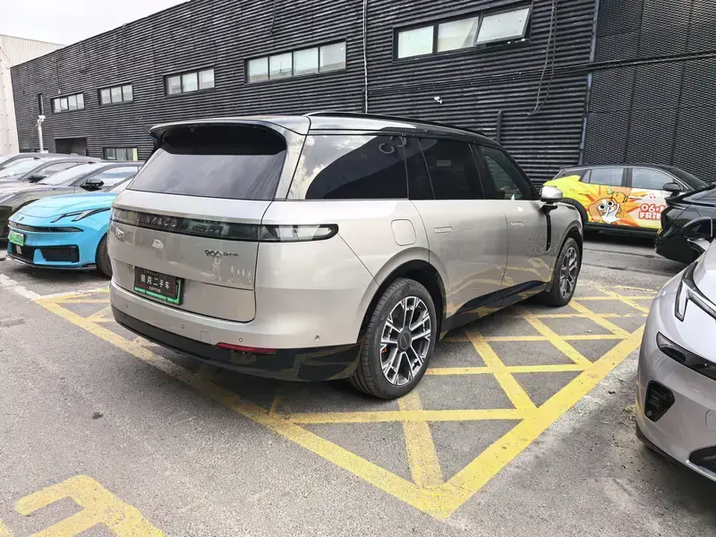 2025 Lynk & Co 900 с пробегом 800 км