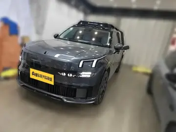 Lynk & Co 900