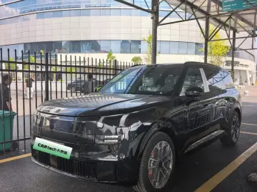 Lynk & Co 900