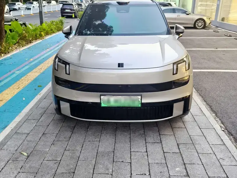 2025 Lynk & Co 900 с пробегом 24 400 км